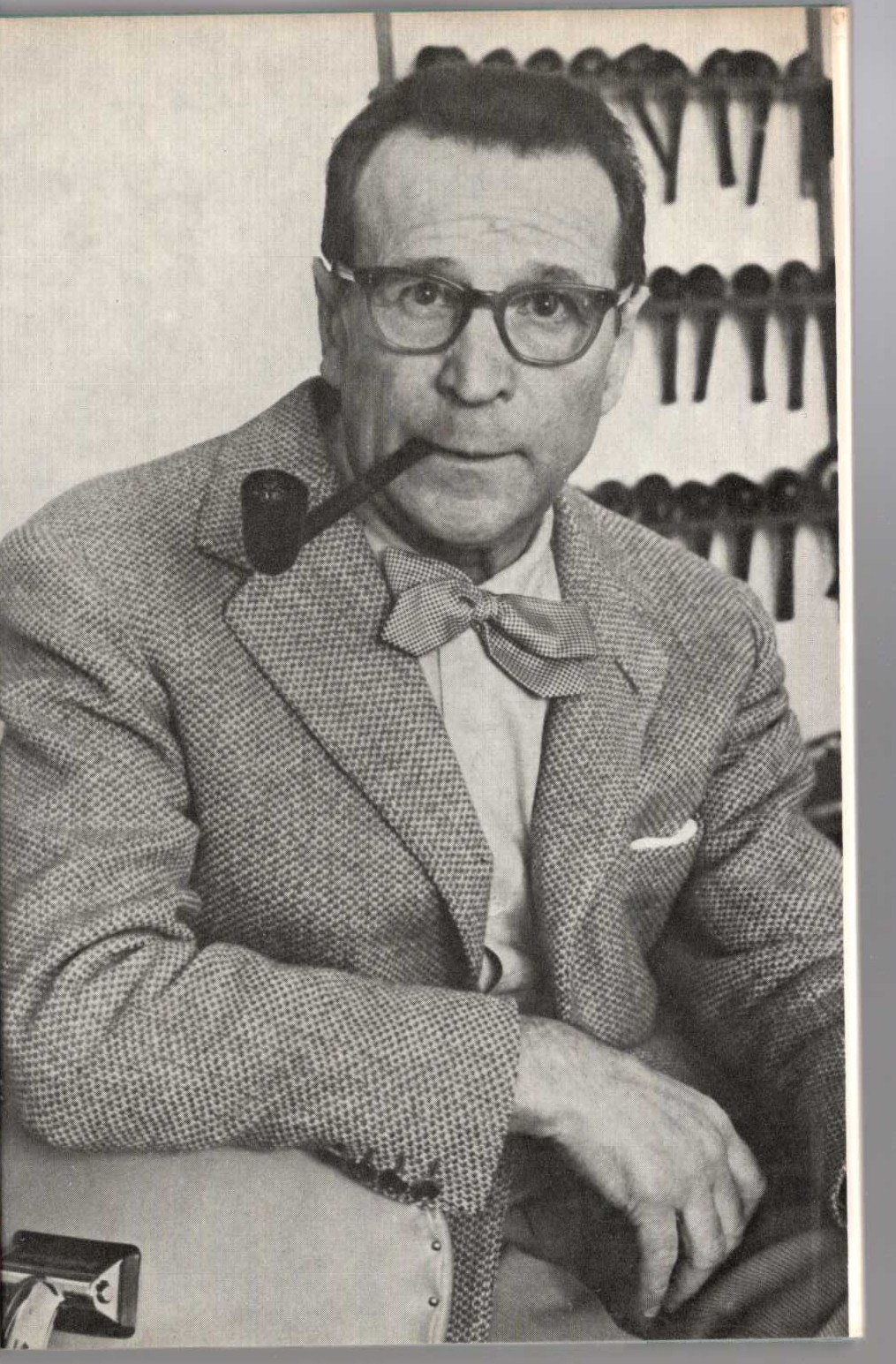 MAIGRET AND MONSIEUR CHARLES magnified rear book cover image