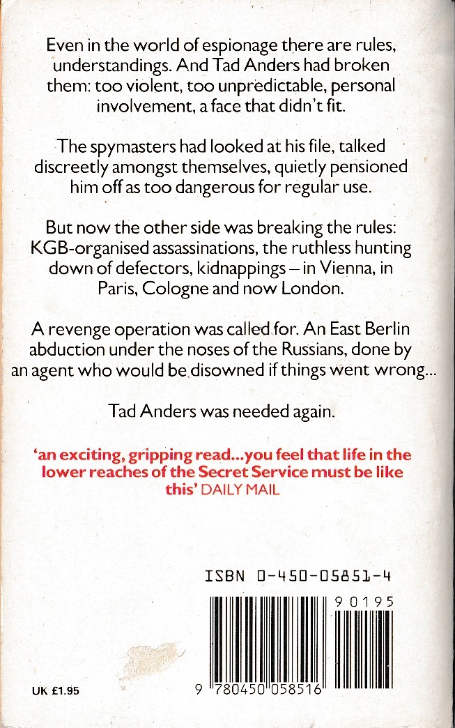 T_ Hendry_writing_with_others
Hollander, John (Edits)<BR>
  AMERICAN SHORT STORIES SINCE 1945<BR>
    Perennial (US) 1968 (524pp) rear cover image