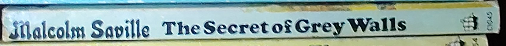 Malcolm Saville  THE SECRET OF GREY WALLS spine of book image