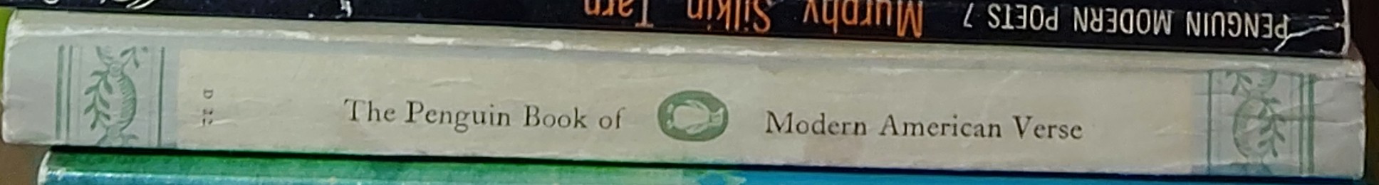 Geoffrey Moore (edits) THE PENGUIN BOOK OF MODERN AMERICAN VERSE spine of book image