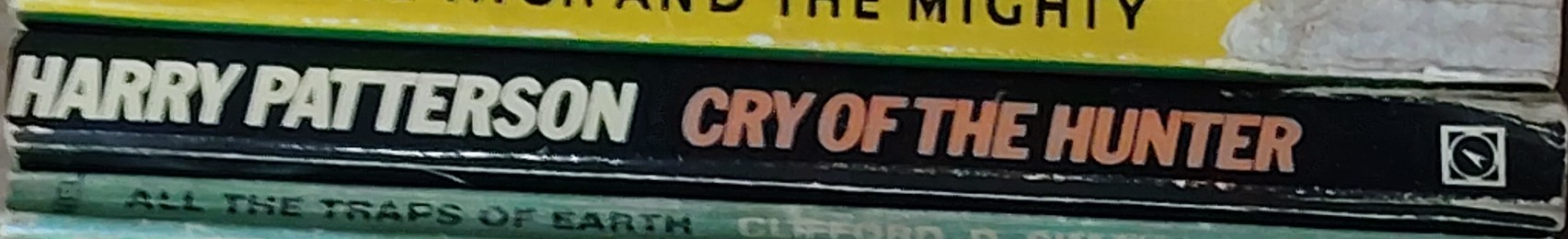 Harry Patterson  CRY OF THE HUNTER spine of book image