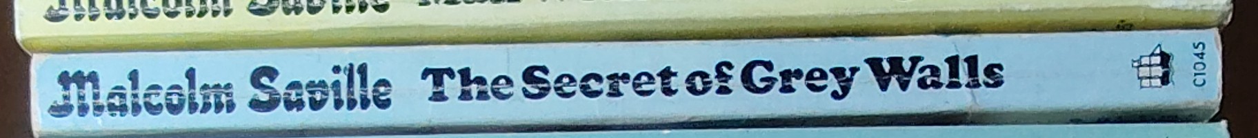 Malcolm Saville  THE SECRET OF GREY WALLS spine of book image