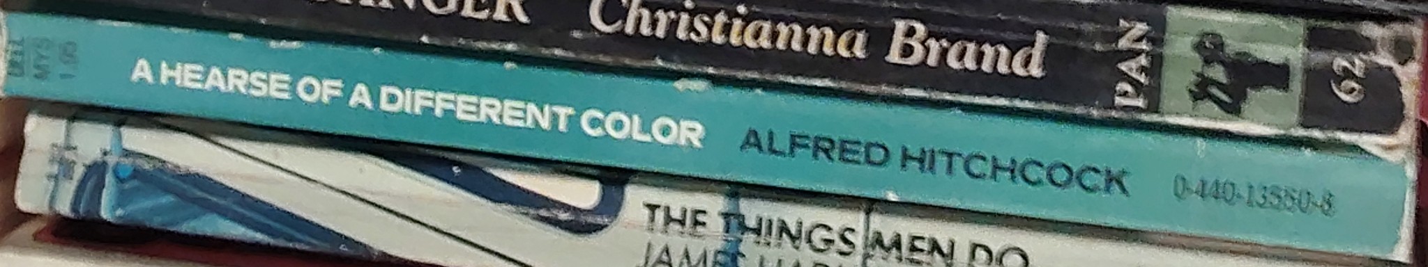 Alfred Hitchcock (presents) A HEARSE OF A DIFFERENT COLOR spine of book image