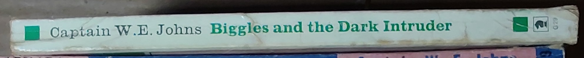 Captain W.E. Johns  BIGGLES AND THE DARK INTRUDER spine of book image