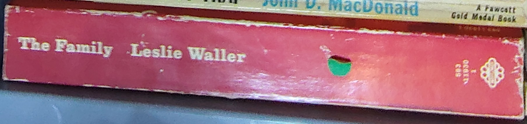 Leslie Waller  THE FAMILY spine of book image