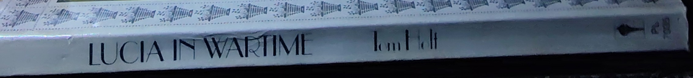 Tom Holt  LUCIA IN WARTIME spine of book image