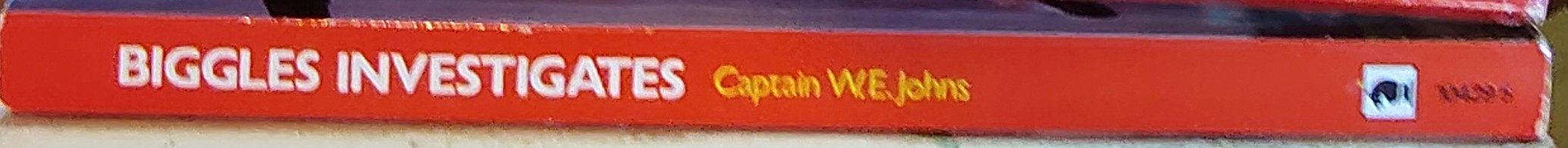 Captain W.E. Johns  BIGGLES INVESTIGATES spine of book image