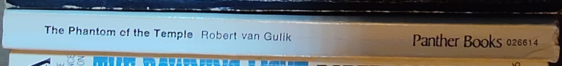 Robert van Gulik  THE PHANTOM OF THE TEMPLE spine of book image