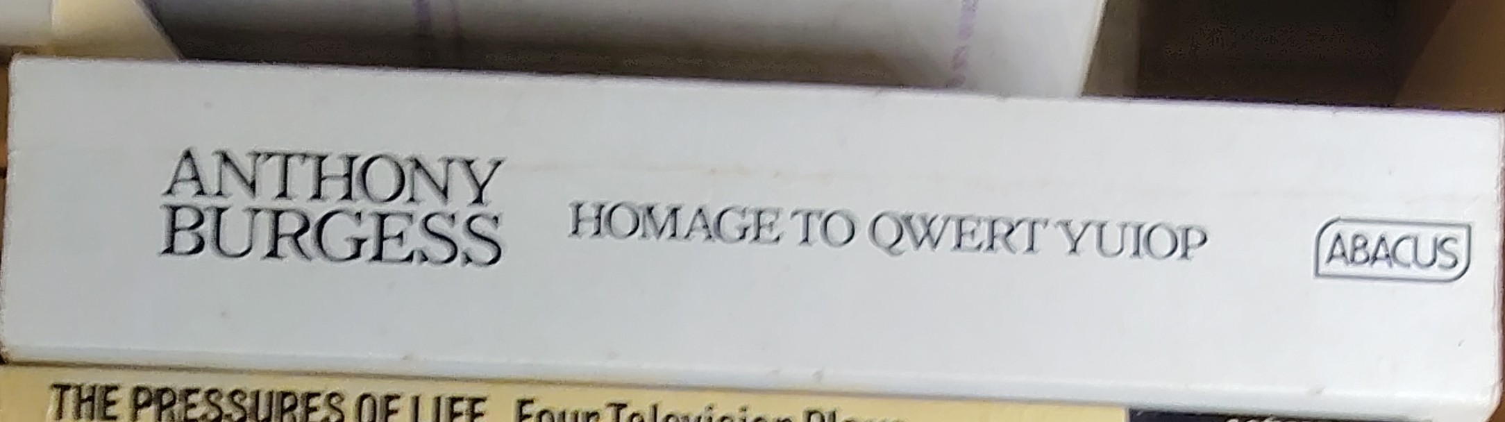 Anthony Burgess  HOMAGE TO QWERT YUIOP. Selected Journalism 1978-1985 spine of book image