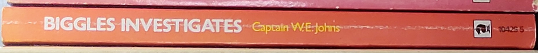 Captain W.E. Johns  BIGGLES INVESTIGATES spine of book image
