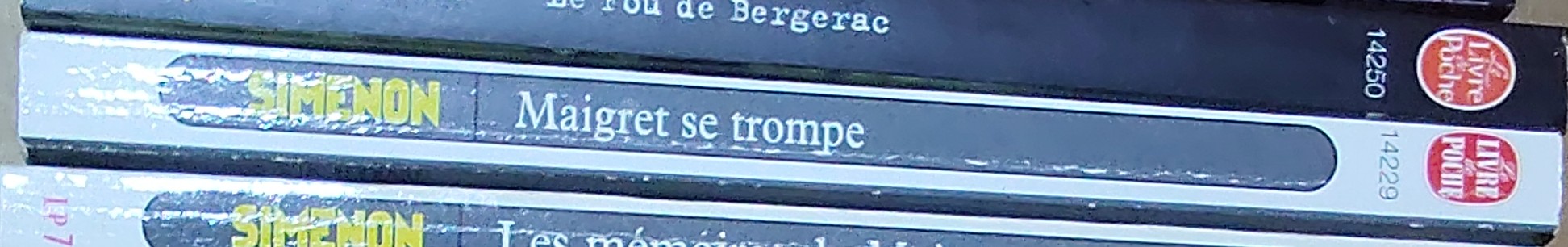 Georges Simenon  MAIGRET SE TROMPE spine of book image