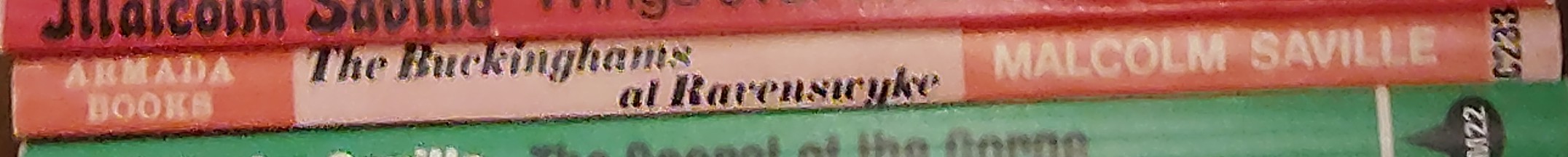 Malcolm Saville  THE BUCKINGHAMS AT RAVENSWYKE spine of book image